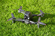 FPV-Drohne im Grass gelandet | Aerial FPV-Combo