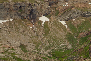 Pendiente rocosa en un lado del ibon de Estanes (ibon significa en aragones, un pequeño lago glaciar situado generalmente por encima de los 2000 metros). Se encuentra en el Pirineo de Huesca.