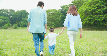 Canvas Print - young parents walking with kid