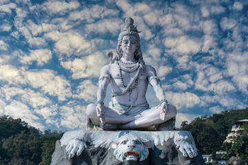 Wall Mural - Statue of meditating Hindu god Shiva on the Ganges River at Rishikesh village in India