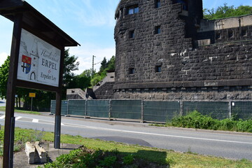 Wall Mural - Osttürme der Brücke von Remagen mit Ortsschild von Erpel