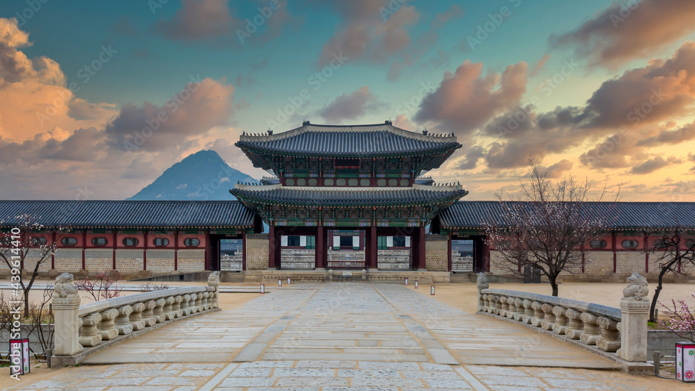 Gyeongbok palace in Seoul City, Gyeongbokgung palace landmark of Seoul, South Korea, Korean wooden traditional house in Gyeongbokgung the main royal palace of Joseon dynasty. - obrazy, fototapety, plakaty 