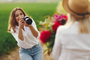 Photographer make a photoshoot for woman