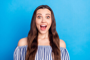 Poster - Photo portrait woman long hair amazed shocked stare opened mouth casual clothes isolated bright blue color background