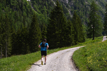 Poster - corsa in montagna atleta escursione cardio 