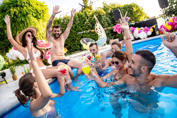 Canvas Print - Group of friends have pool party