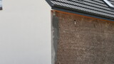 Fototapeta  - ocieplenie starego domu z cegły szarej
