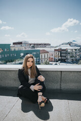 Poster - Pretty Caucasian lady wearing a blazer and posing on a bridge