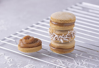 Canvas Print - Closeup shot of delicious macarons of various fillings stacked on a grid