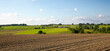 Paysage de campagne avec ses champs fraîchement retournés par le fermier.