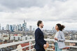 © Annika List/Westend61 - Entrepreneurs having discussion on rooftop in city