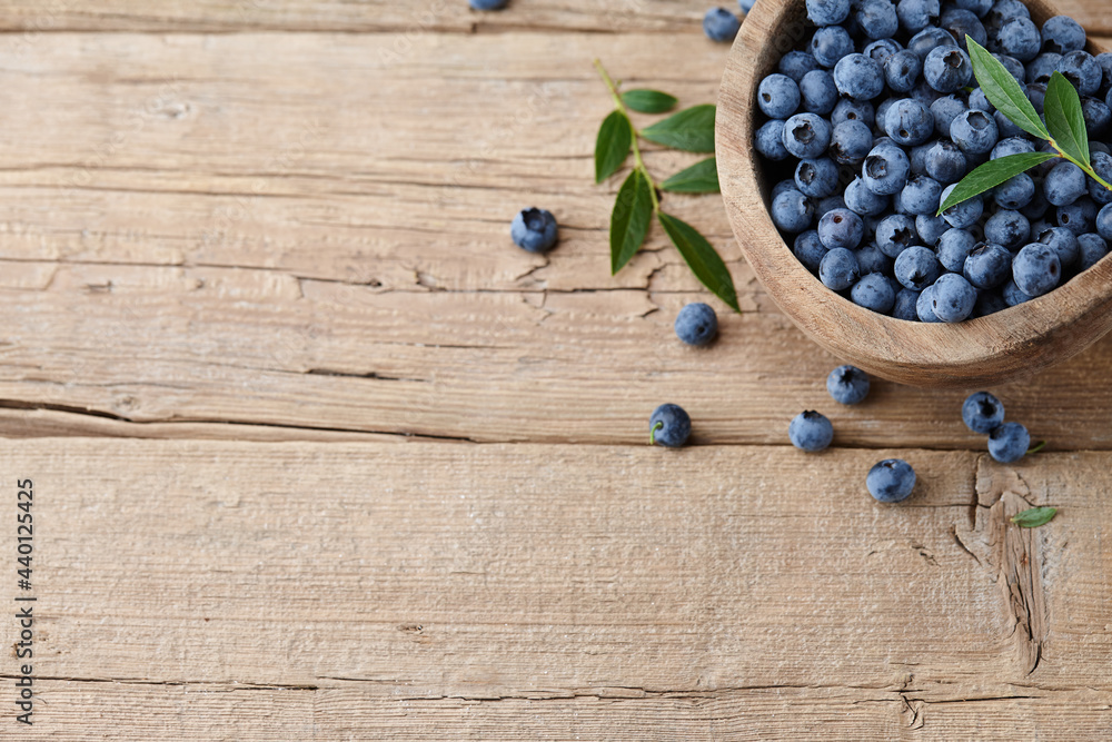 Fresh blueberries in wooden bowl - obrazy, fototapety, plakaty 
