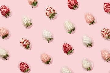 Wall Mural - Chocolate dipped strawberries pattern on pink background