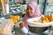 © Ignacio Ferrandiz Roig/Westend61 - Happy woman buying pastry in bakery