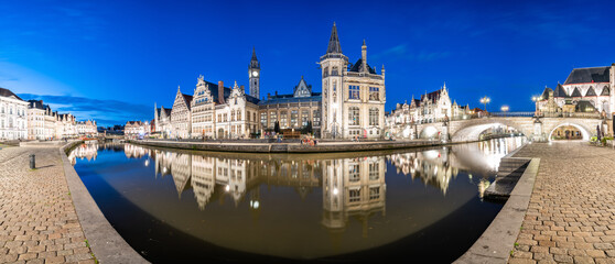 Canvas Print - Panorama of Graslei, Korenlei quays and Leie river in the historic city center in Ghent (Gent), Belgium