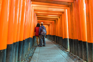 Wall Mural - Tourist couple visits Fushimi Inari Shrine in Kyoto, Japan