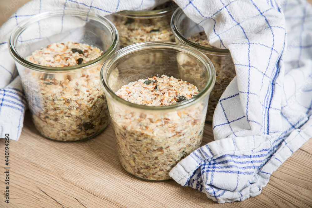 Foto de Stock Brotteig von Vollkorn Brot mit Kürbiskernen, Haferflocken ...