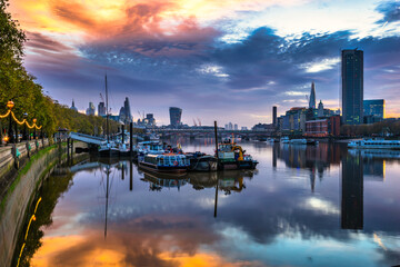 Canvas Print - Beautiful sunrise skyline of London south bank and financial district 