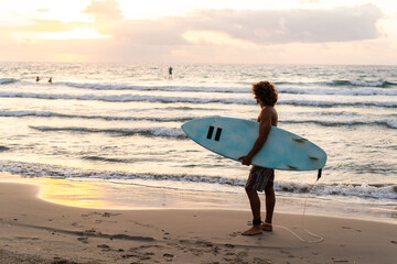 Canvas Print - Young caucasian man get up early to  doing surf at sunrise