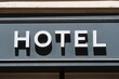Hôtel, enseigne en lettres capitales blanches sur fond gris, sur la façade d'un établissement à Paris (France)