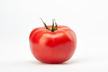  흰 배경 위의 신선하고 맛있는 토마토