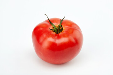  흰 배경 위의 신선하고 맛있는 토마토