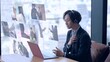 © taka - オンラインでミーティングをする男性