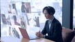 © taka - オンラインでミーティングをする男性