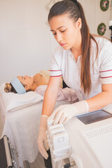 Wall Mural - Vertical shot of a young Hispanic cosmetologist preparing treatment at a spa