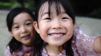 Canvas Print - 笑顔の可愛い双子の女の子 スローモーション