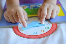 Kid Play Telling Time Game, Young Children To Learn How To Read An Analog Clock.