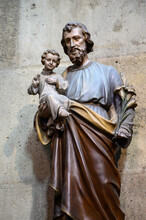 Statue Of Saint Joseph Holding Infant Jesus In His Arms. Votivkirche, Wien – Votive Church, Vienna, Austria. 2020-07-29.