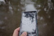 © kuki stock - 雨水で壊れた携帯電話のスマートフォン