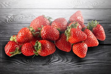 Canvas Print - Delicious fresh red strawberries and green leaves on the desk