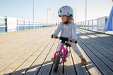 Fototapeta Morze - Dziecko na rowerku