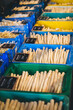 © pixelmädchen - Verschiedene Spargel Sorten in Kisten im Bioladen, Deutscher weißer Stangenspargel