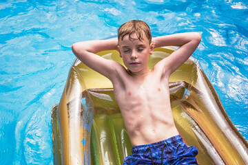 child relax in Pool on the summer time