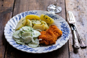 Canvas Print - Chicken escalope, baby potatoes and cumcumber and onion salad