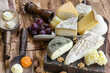 assortiment de fromages Français sur planche et table en bois
