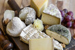 assortiment de fromages Français sur planche et table en bois