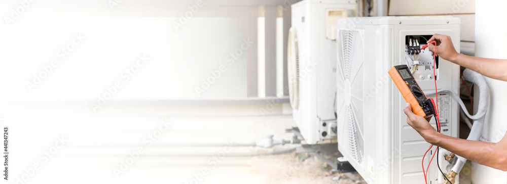 Air conditioner repairman using electricity meter to check air conditioner operation, maintenance concept - obrazy, fototapety, plakaty 