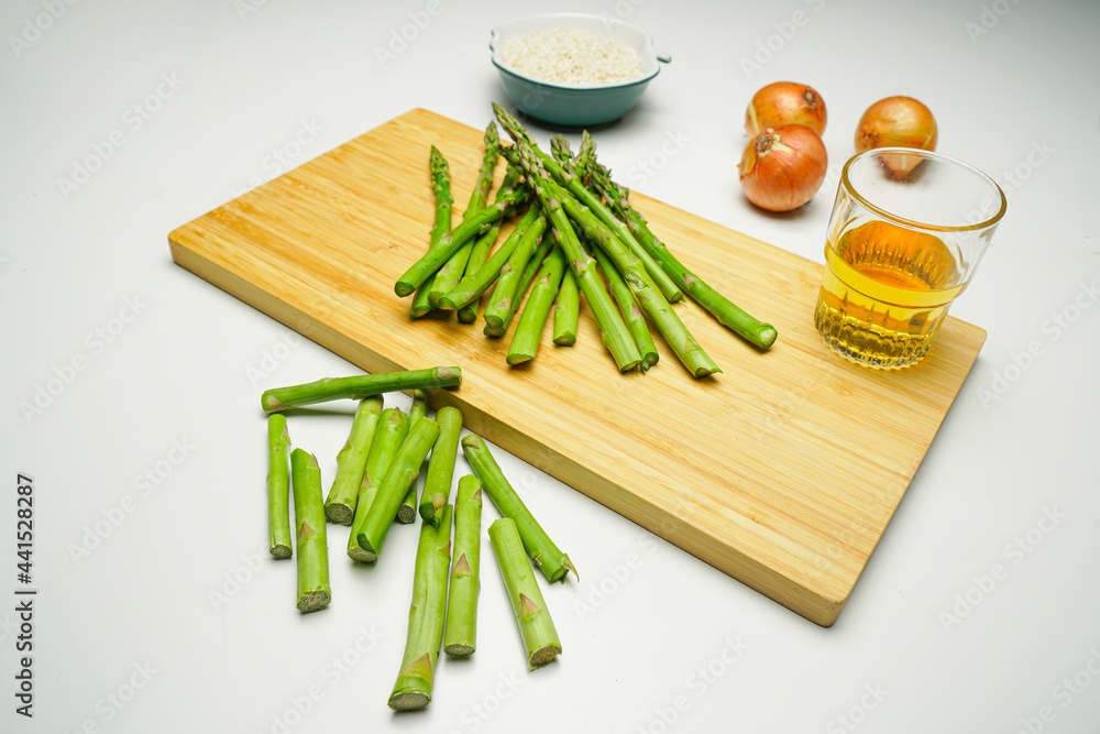 Obraz na płótnie Risotto ze szparagami, składniki na risotto, zielone szparagi w salonie