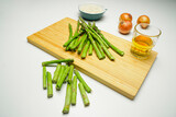 Fototapeta  - Risotto ze szparagami, składniki na risotto, zielone szparagi