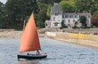 bateau à voile devant l'île Tristan à Douarnenez en Finistère Cornouaille Bretagne France	