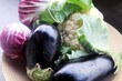 Gemüseeinkauf auf dem Wochenmarkt: Auberginen, Radicchio und Blumenkohl