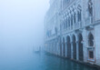 Ca´d´Oro und Palazzo Giusti am Canal Grande im Nebel, Venedig, Italien