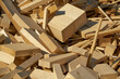 Reste von Baumaterial aus Holz auf dem Lagerplatz für die Verarbeitung in einem Pelletwerk im Norden der Stadt Magdeburg