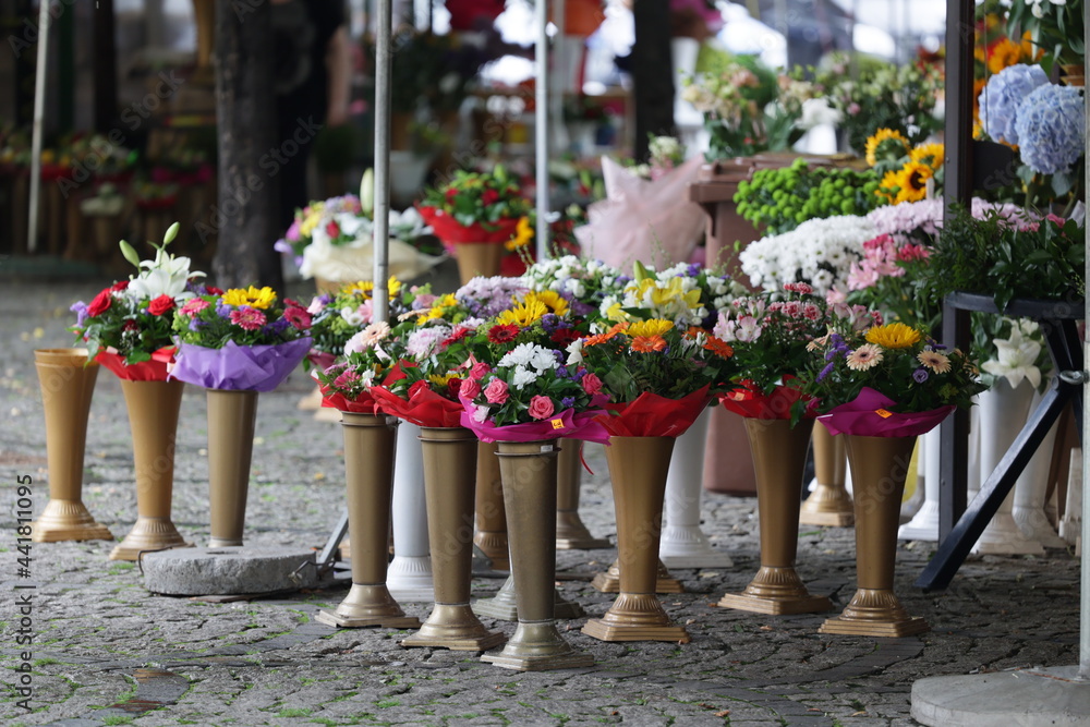 Bukiet pięknych kwiatów różnokolorowych na straganie we Wrocławiu na rynku.  - obrazy, fototapety, plakaty 
