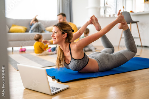 Sport yoga video streaming. Stay home. Home fitness workout class live streaming online.