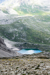 Wall Mural - blauer See in alpiner Landschaft